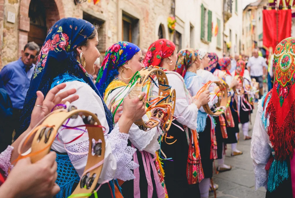 Gruppo in abiti tradizionali con strumenti musicali